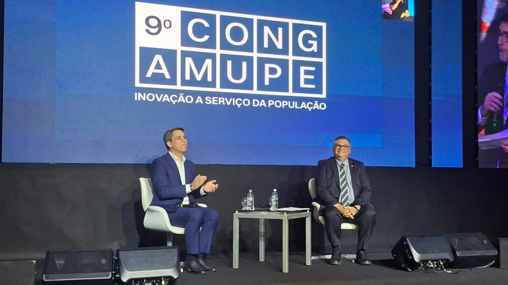 Ministro do STF Flávio Dino chega ao Congresso da Amupe