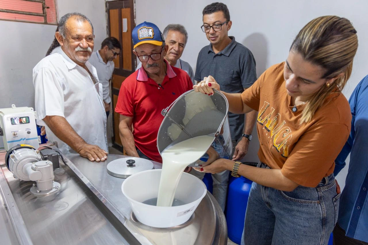 Itapetim: primeira coleta de leite de cabra marca início do funcionamento de tanque de resfriamento implantado pelo Governo Municipal
