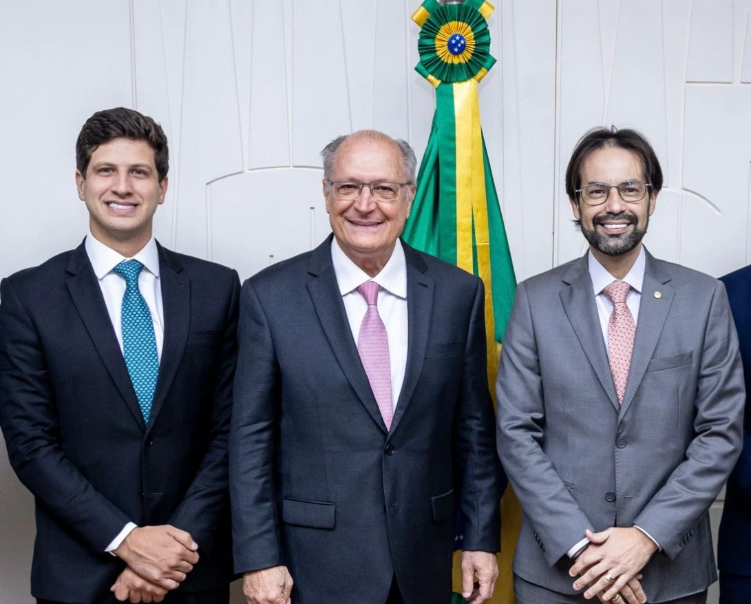 Diogo Moraes comemora suspensão da Lei Antidumping que geraria taxação do poliéster*  _Em 2025, o parlamentar, junto com o então prefeito do Recife, João Campos, se reuniu com o vice-presidente Geraldo Alckmin e tratou sobre o assunto_  Representando o Polo de Confecções do Agreste na Assembleia Legislativa, o deputado estadual Diogo Moraes (PSB) comemorou, em suas redes sociais, a suspensão da aplicação da lei antidumping sobre o poliéster importado, que geraria impacto financeiro na produção do Polo de Confecções pernambucano.  A decisão da suspensão do antidumping sobre fio de poliéster foi deliberada na 237ª Reunião Ordinária do Comitê-Executivo de Gestão (Gecex) e anunciada pelo Ministério do Desenvolvimento, Indústria, Comércio e Serviços. Em 2025, Diogo Moraes, junto com o então prefeito do Recife, João Campos, se reuniu com o vice-presidente Geraldo Alckmin e tratou sobre o assunto.   “Essa decisão é uma vitória para os confeccionistas do Agreste pernambucano. O nosso polo importa grande parte do poliéster que utiliza na produção, e uma taxação desse insumo representaria um grande impacto na competitividade dos nossos empresários e trabalhadores. Por isso, celebro a sensibilidade do Governo do Brasil em agir com responsabilidade econômica em defesa de quem produz e gera emprego no interior de Pernambuco”, destacou o deputado Diogo Moraes.  O deputado Diogo Moraes também ligou para o deputado federal Felipe Carreras para agradecer pessoalmente todo o empenho na articulação política que contribuiu para a conquista dessa suspensão, reconhecendo o papel decisivo do parlamentar na interlocução junto ao governo federal