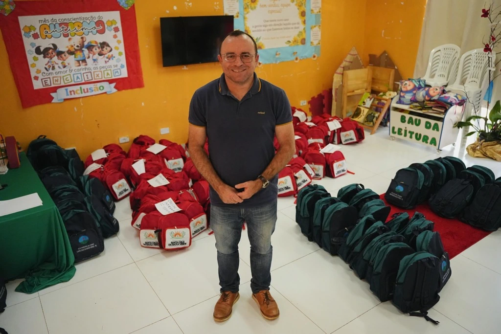 Dr Ismael distribui mais de dois mil kits escolares e entrega equipamentos para escolas e creche do município