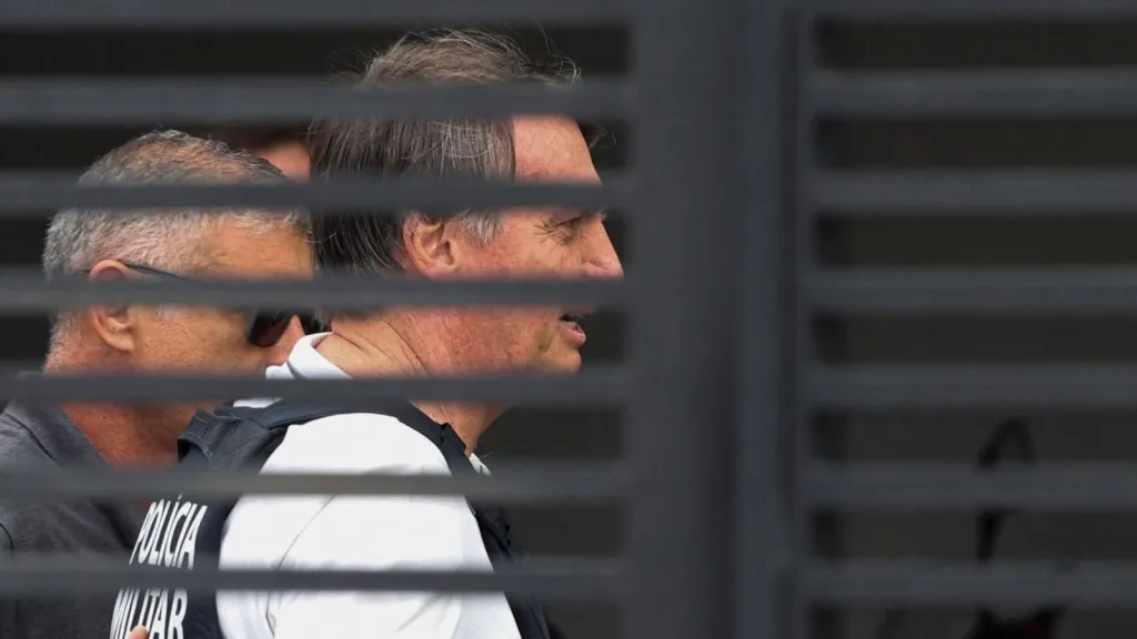 Moraes pede posição da PGR por eventual falta grave cometida por Bolsonaro