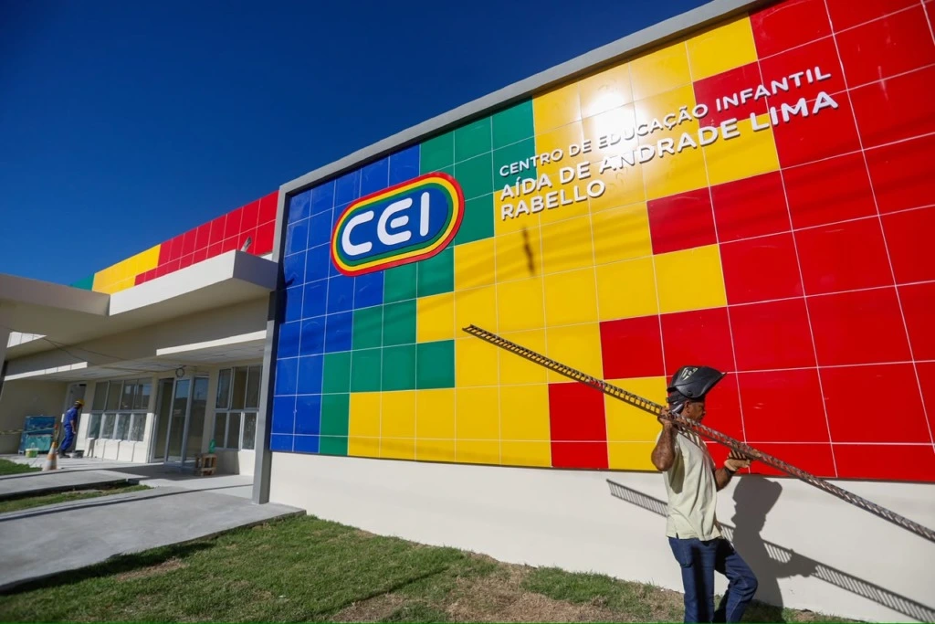 Governo de Pernambuco tem mais de 70% de obra para entrega de creche em Arcoverde e segue com construção do prédio de Bombeiros em Afogados da Ingazeira
