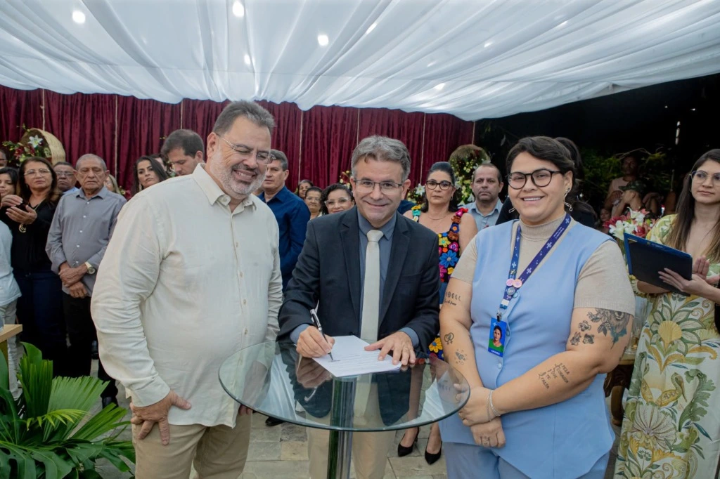 Sandrinho entregou dois ônibus, uma van e assinou convênio de 1,2 milhão com o SEBRAE