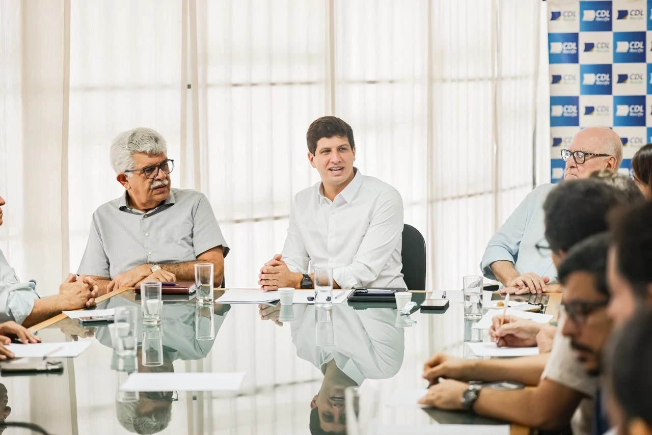 João Campos ouve demandas de representantes do comércio