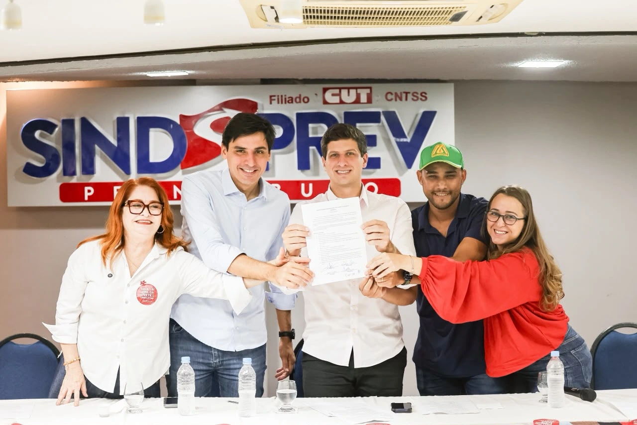 João Campos assina carta-compromisso com motoristas por aplicativo em Pernambuco
