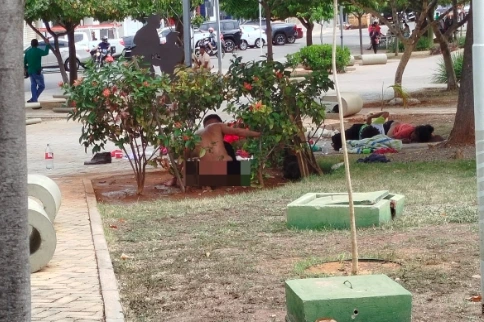 Foto de homem fazendo necessidades na Praça Sérgio Magalhães choca Serra Talhada e reacende debate sobre situação no cartão-postal da cidade 