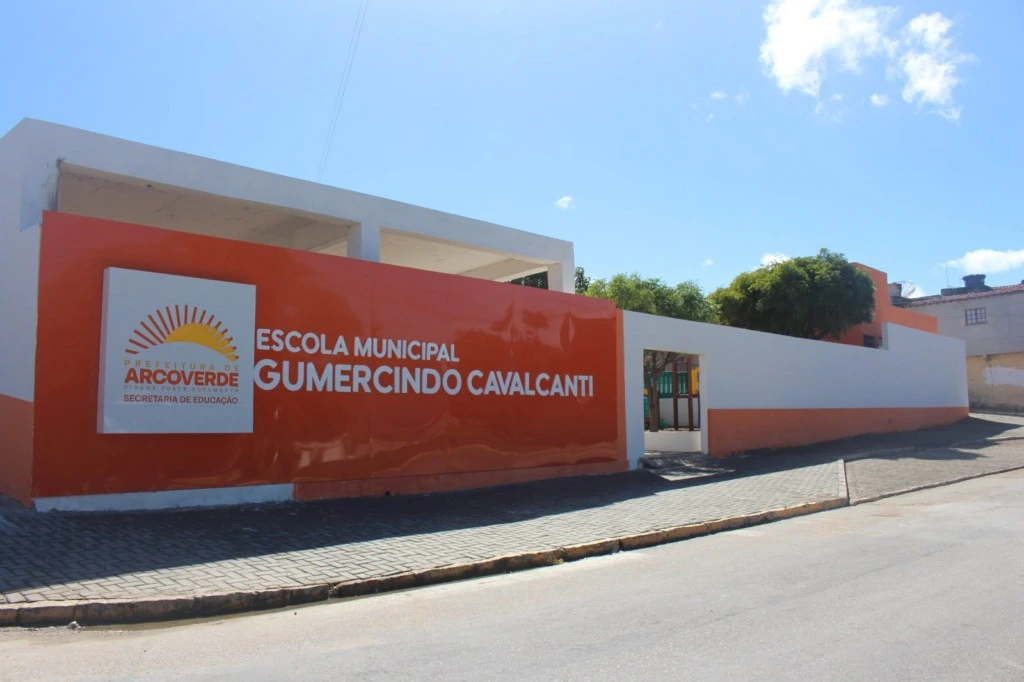 Zeca inaugura nesta quinta-feira (6) a nova Escola Gumercindo Cavalcanti e autoriza obras de calçamento em Arcoverde