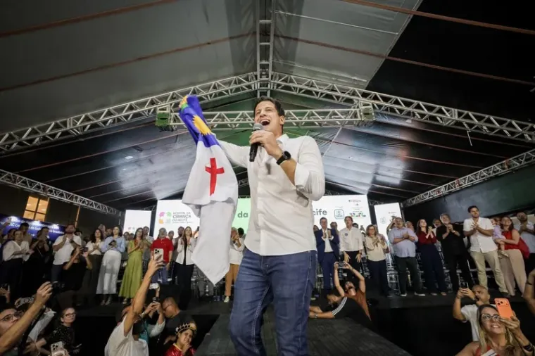 João Campos chega para convenção com apoio de Lula, chapa consolidada e legado de Eduardo