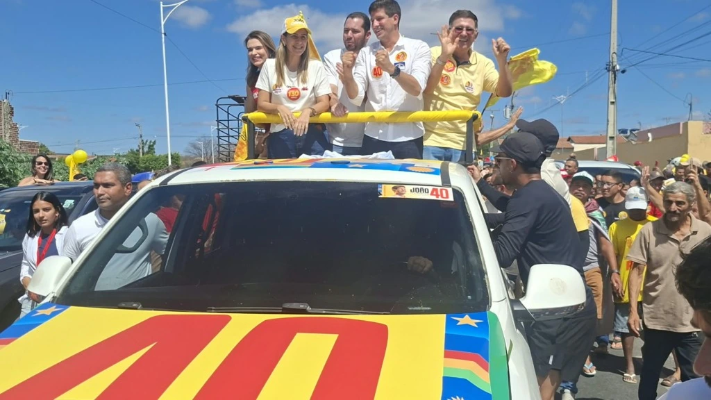 João Campos chega para grande carreata em Itapetim