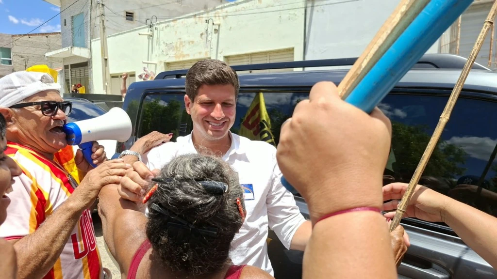 População de Tuparetama mesmo com calor de meio dia espera João Campos