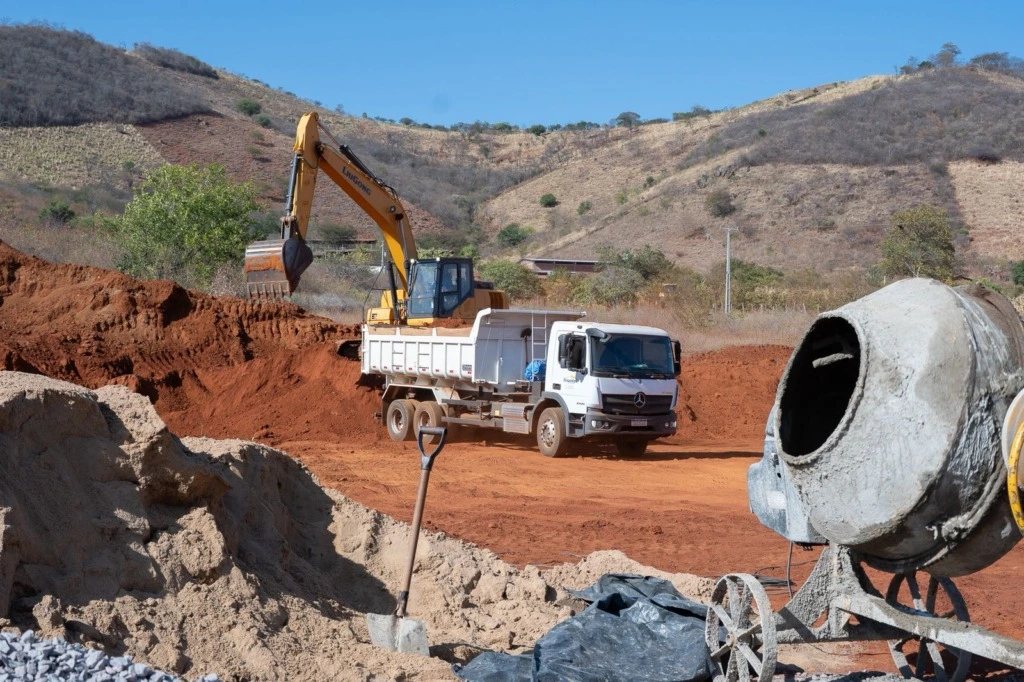 Prefeitura de Santa Cruz inicia obras de areninha esportiva e prepara terreno para construção de creche em Jatiúca