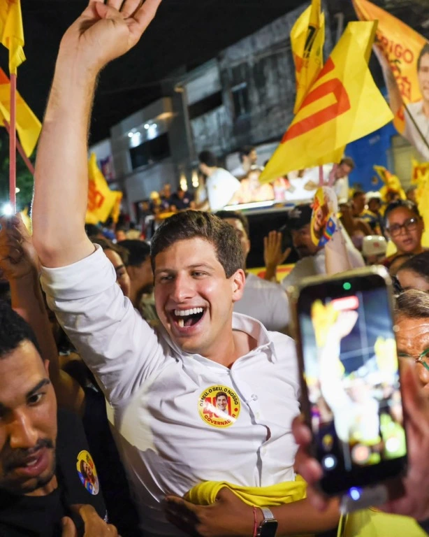 João Campos reúne apoiadores em carreata pela Zona Oeste do Recife