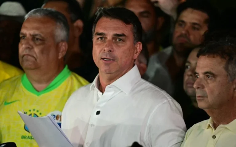 PF aciona autoridades da Argentina para checar possível fuga de Flávio Bolsonaro