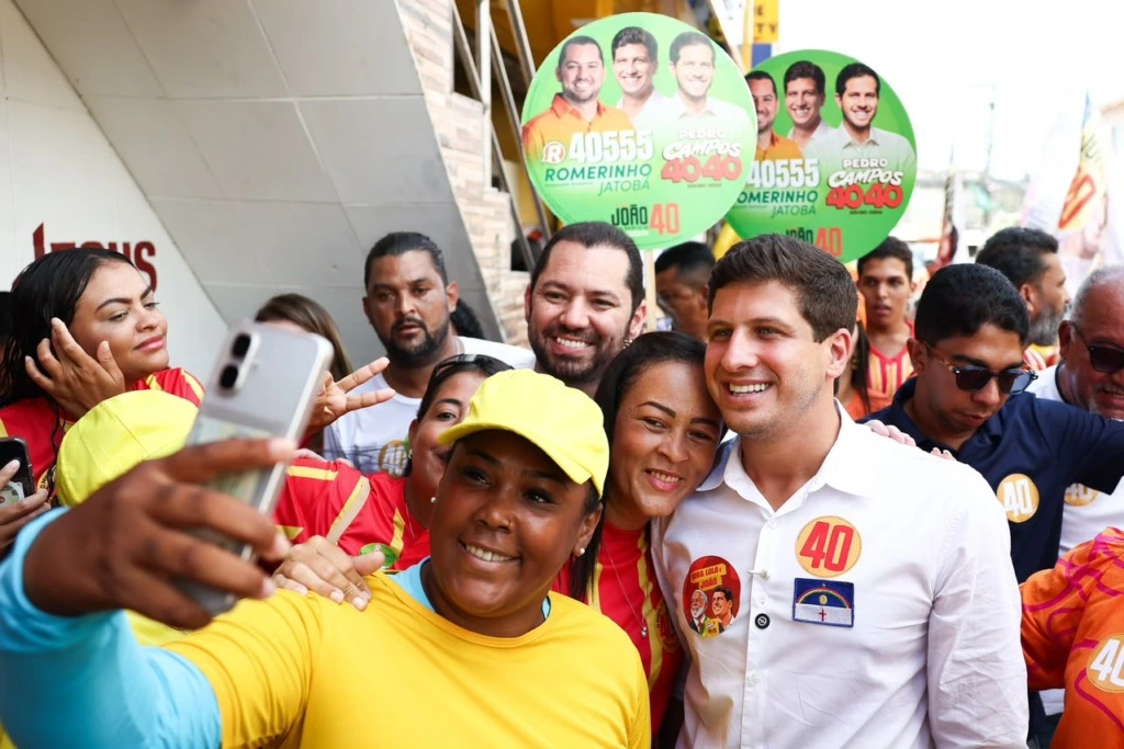 João Campos reforça compromisso com habitação e urbanização no último porta a porta da campanha