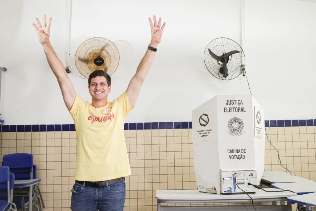 João Campos vota no Recife e fala em “compromisso com o futuro de Pernambuco”