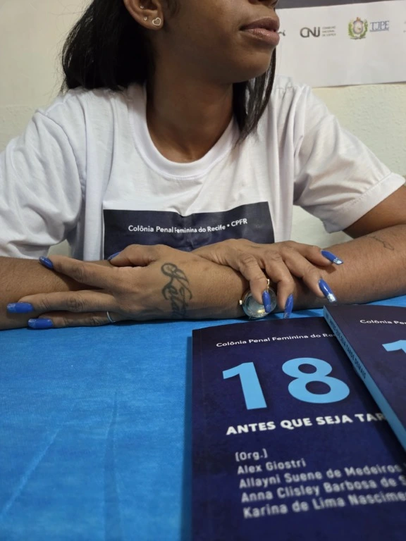 Mulheres custodiadas na Colônia do Recife transformam experiências de violência em cartas no livro “180: Antes que seja tarde demais”