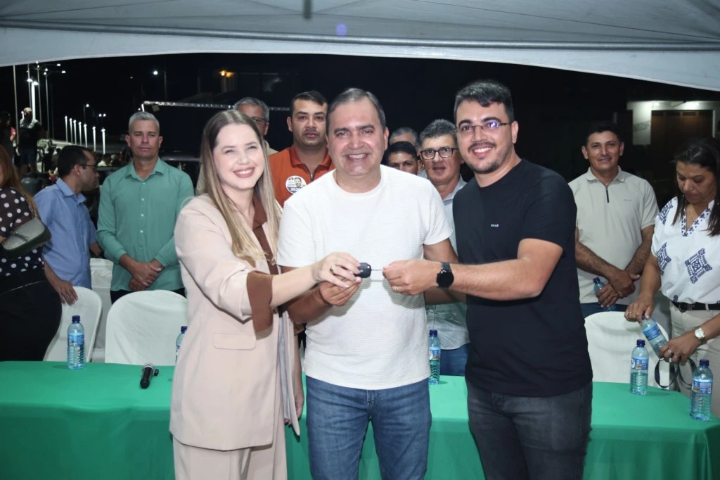 Brejinho: Gestão inaugura nova praça e entrega veículos e equipamentos