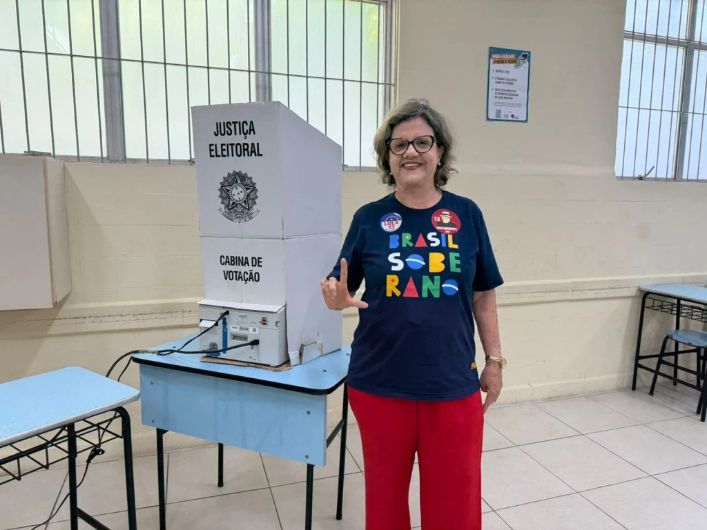 Com a mensagem “Brasil Soberano” na camisa, Teresa Leitão vota em Olinda