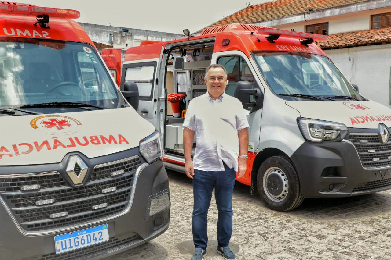 Zeca vistoria obras da Base do SAMU e apresenta novas ambulâncias para Arcoverde