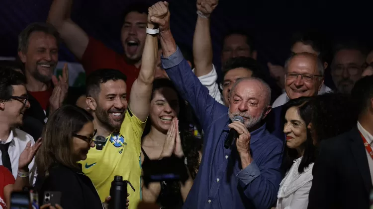 Em virada histórica, Lula derrota Flávio Bolsonaro e chega ao quarto mandato como presidente